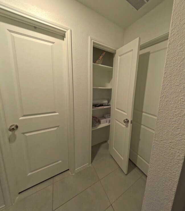 Building Photo - 2708 Starwater Dr