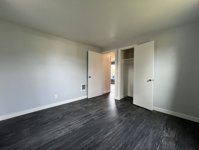 Building Photo - Updated Single-Level 3BD/2BA Home with Stainless Appliances, Expansive Yard & Flexible Layout