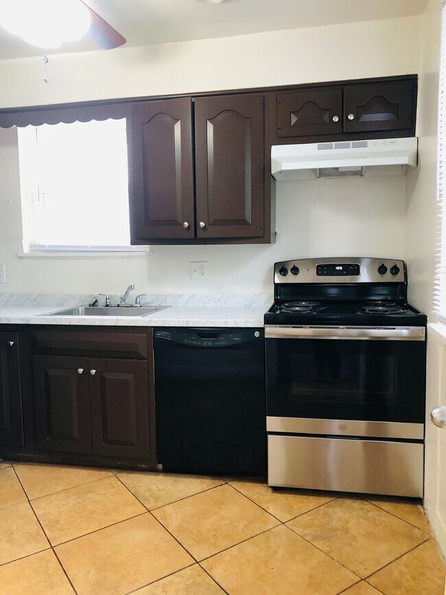 Building Photo - Adorable 3 bdrm/1.5 bath Home on a Corner Lot Across From Belmont Golf Course in Lakeside!