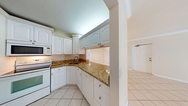 Building Photo - Beautiful 2 Bed / 2 Bath in Palm Club Vill...