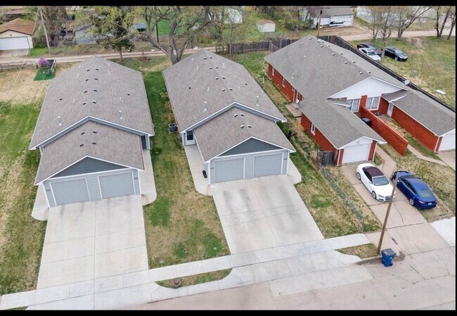 Building Photo - 1525 S Edwards Ave