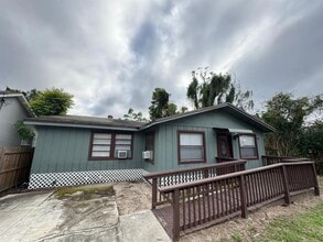 Building Photo - 140 E 12th St