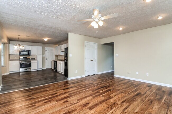 Building Photo - 841 Revena Dr