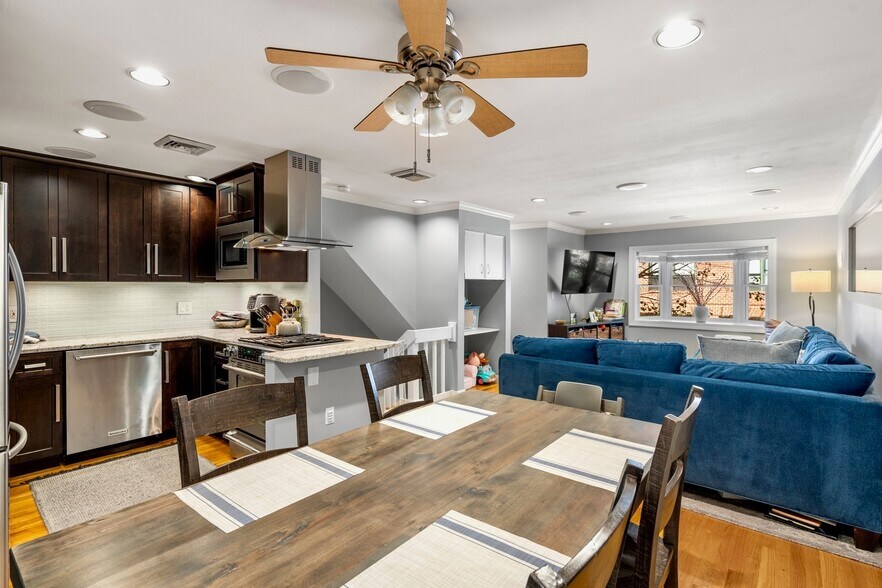 Primary Photo - 137 Bolton St