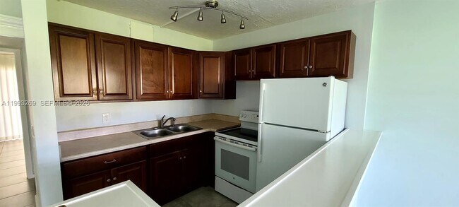 Building Photo - 7 Fanshaw A