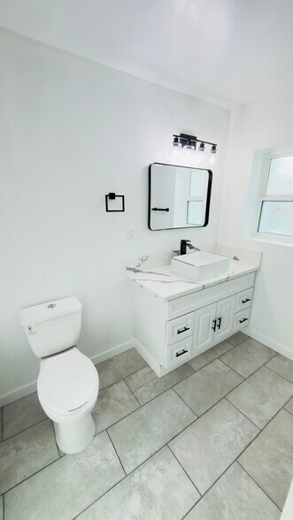 Building Photo - 1162 E 46th St