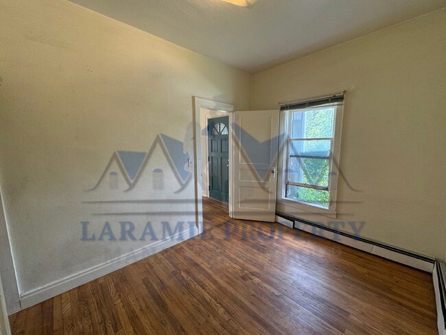 Building Photo - 3 Bedroom 1 Bathroom Apartment