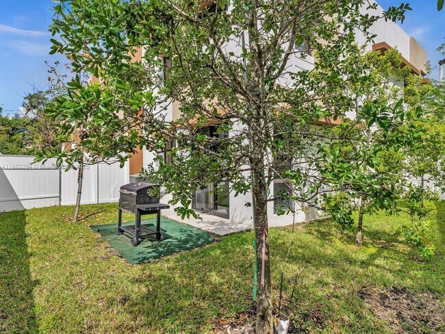 Building Photo - 4110 N Oak Pl