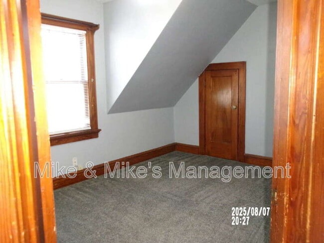 Building Photo - 1323 S 74th St