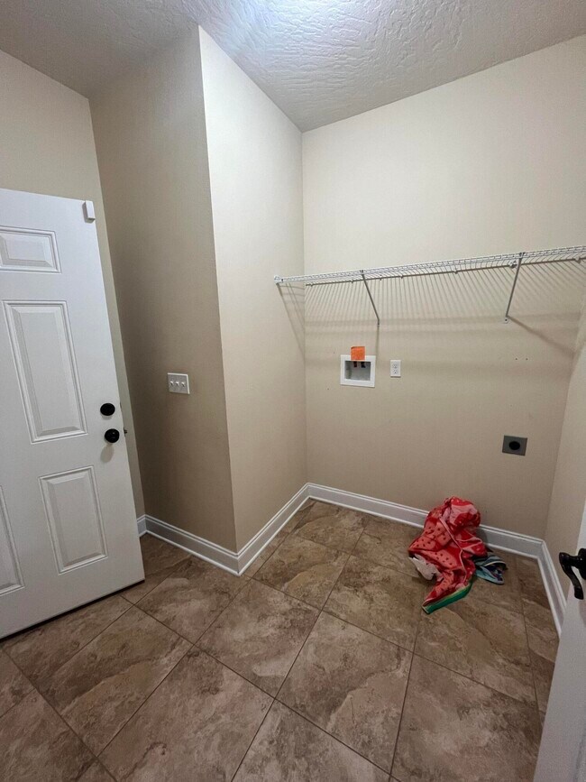 Building Photo - 808 Pine Alley St