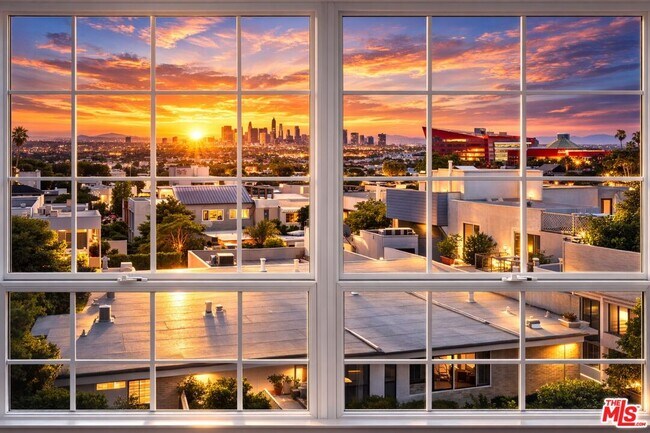 Building Photo - 930 N Doheny Dr