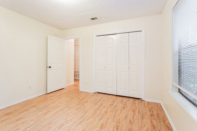 Building Photo - 404 Kenniston Dr