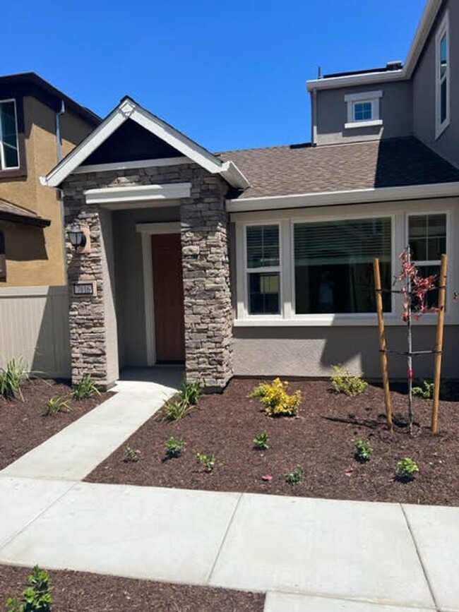 Building Photo - Gorgeous Newer Home in Roseville!