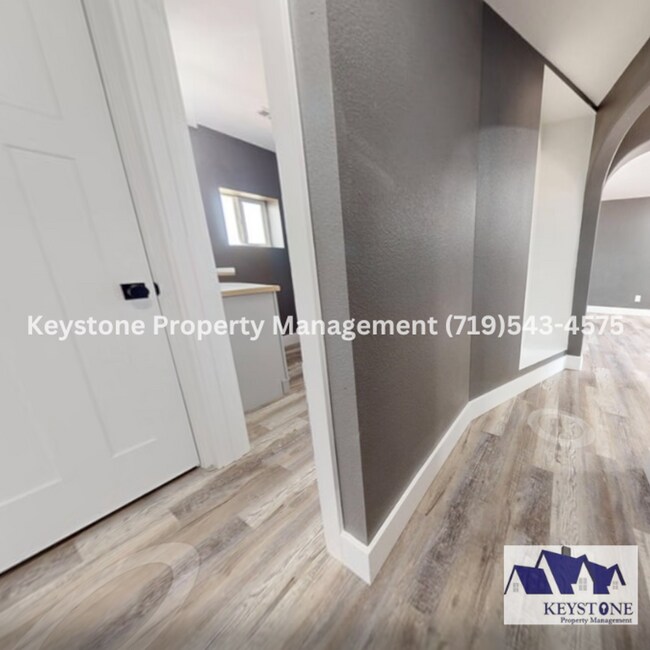 Building Photo - Stunning Rancher on the St Charles Mesa! 2...