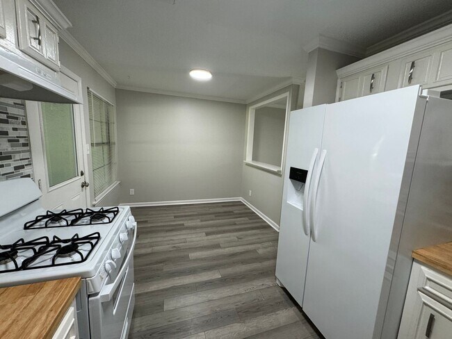 Building Photo - Beautifully Redone