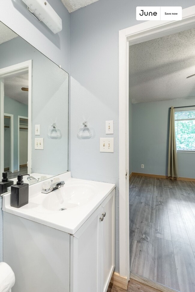 Building Photo - 5402 Brompton Cir