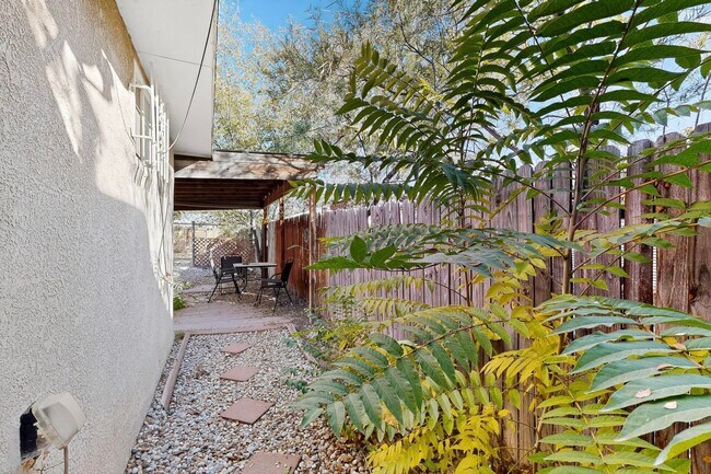 Building Photo - Historic Bungalow House 2 Bedroom 1 Bath- MOVE-IN Special