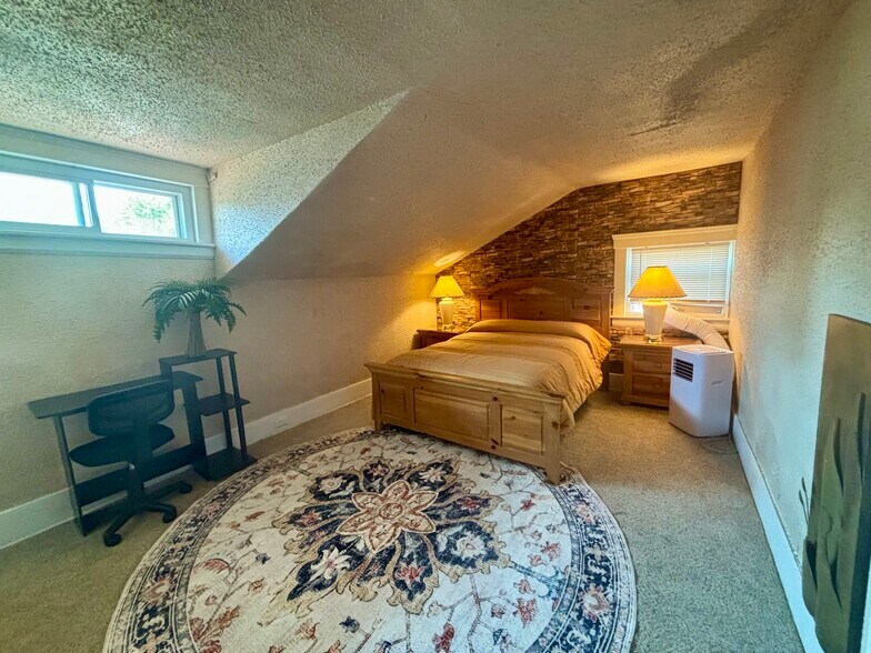 Building Photo - 1483 E 118th St