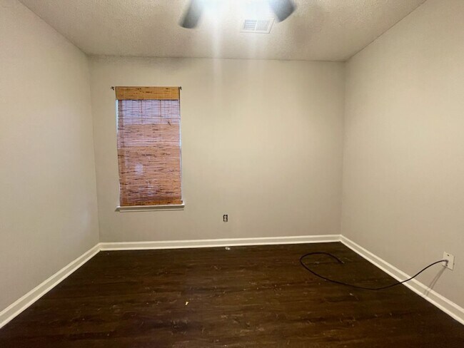 Building Photo - 5884 Alexandria Ln