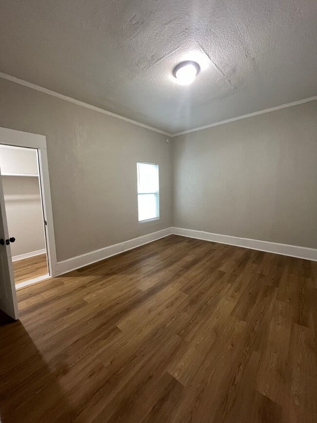 Building Photo - Plenty of Space!!