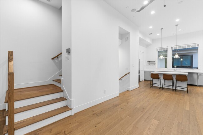 Building Photo - 2412 Canal St