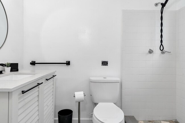 Building Photo - 2233 SE 15th St