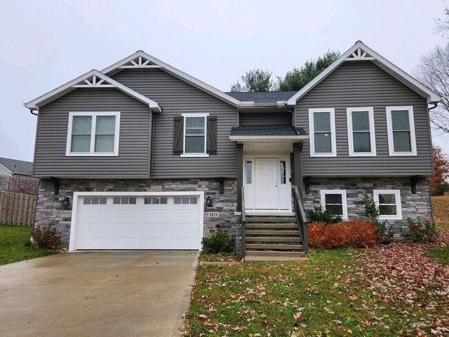 Building Photo - Beautiful 3 bedroom 2 1/2 bath house