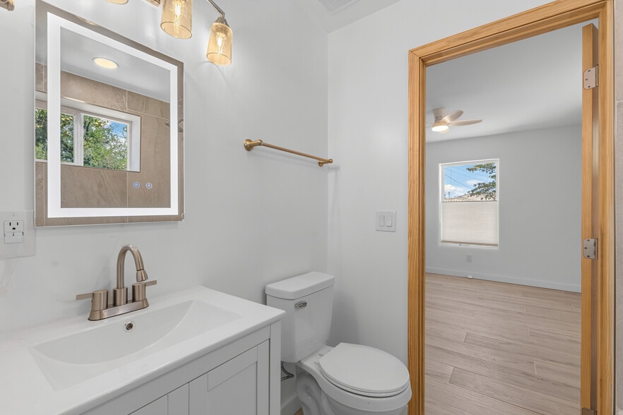 Main Bath - 1707 Espinacitas St