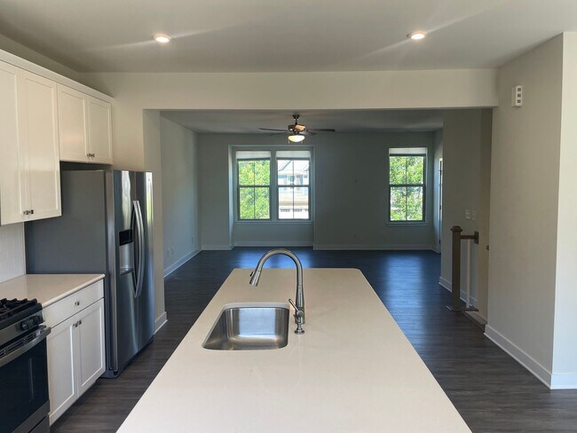 Building Photo - Luxury 3BR Townhome in Langtree- Modern Finishes & Prime Location!