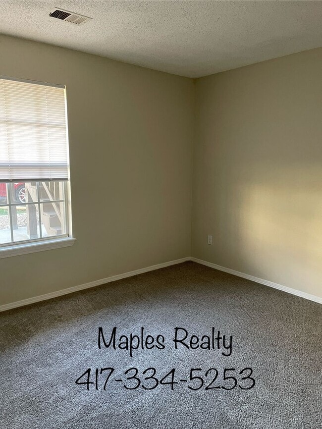 Building Photo - One Bedroom Ground Level Walk In Condo - N...