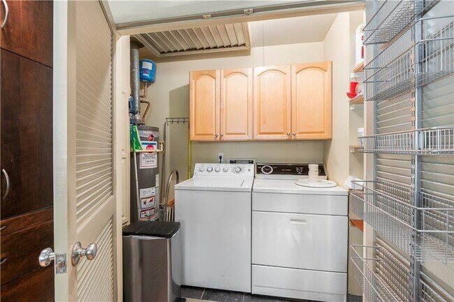 Building Photo - 465 Eastland Dr