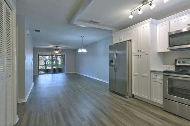 Building Photo - Renovated 2-Bedroom, 2-Bath Condo in Eustis