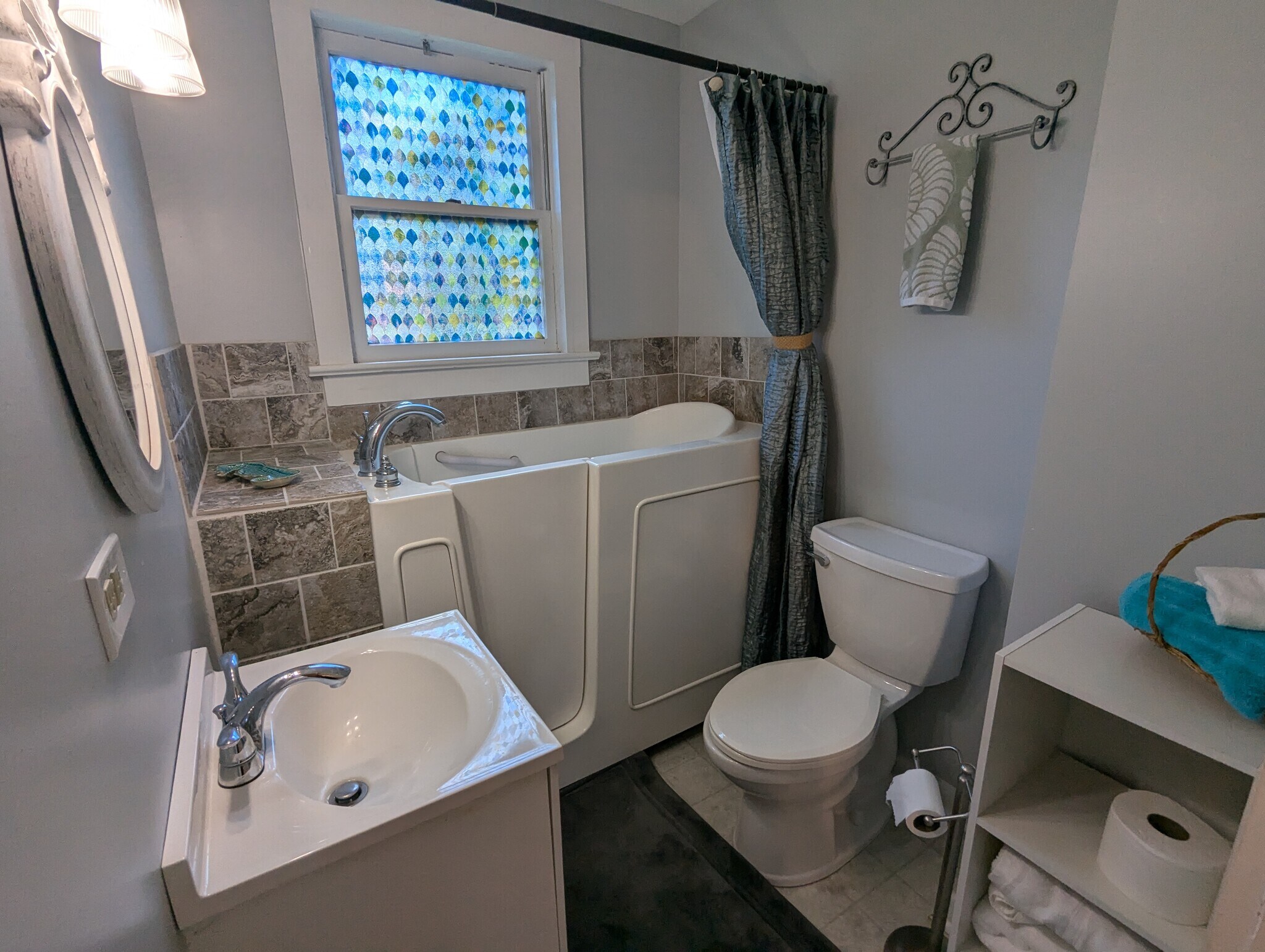 Bedroom 3 with full bathroom - 1114 E Old Pass Rd
