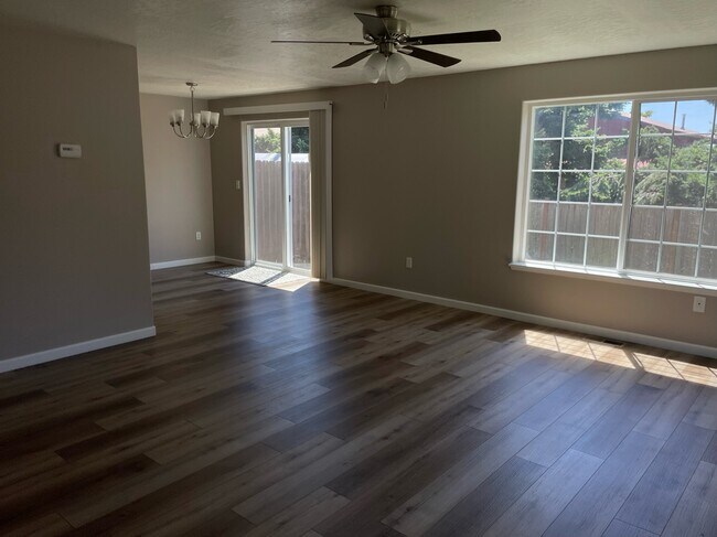 Living Room - 832 Umpqua St