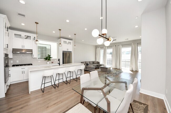 Building Photo - 410 E 41st St