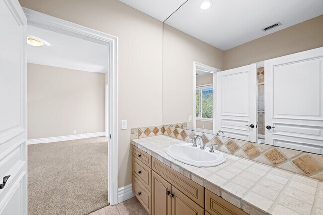 Building Photo - Elegant Dream Escape - Hills of Studio City