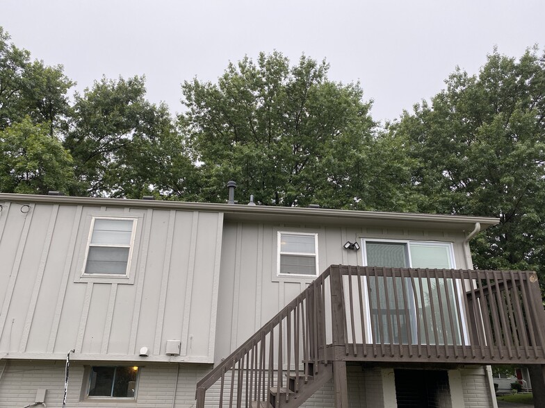 Building Photo - 1615 NE White Dr