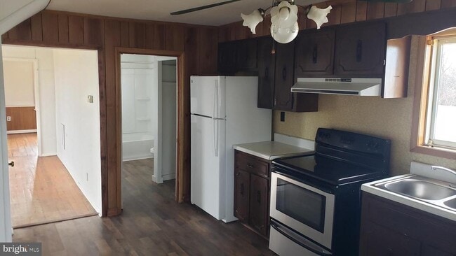 Building Photo - 19 Laverne Dr