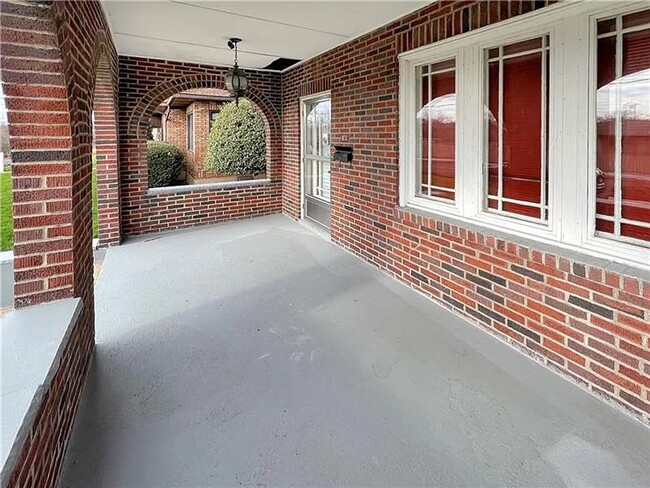 Building Photo - Gorgeous all brick home for rent!