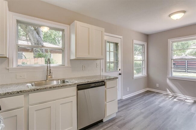 Kitchen - 5129 Kessler Rd