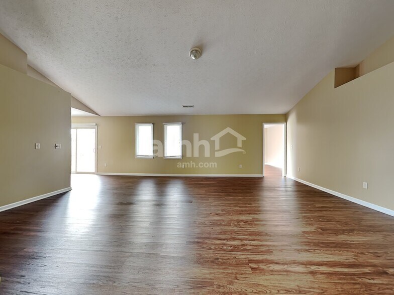 Building Photo - 160 Concord Farm Rd