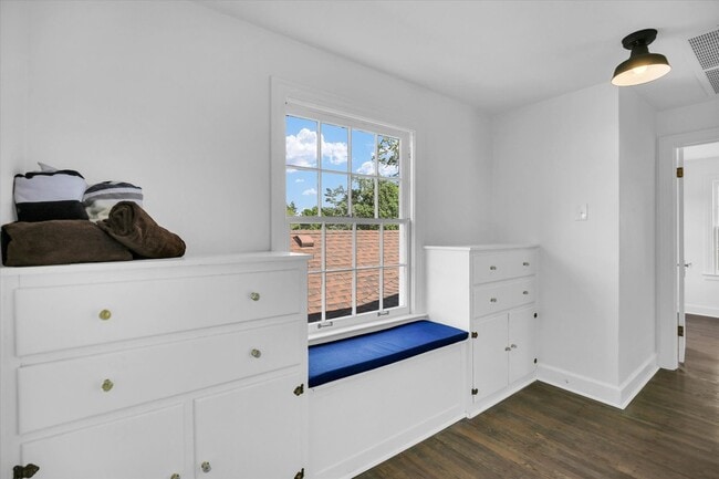 Building Photo - 1212 W Healey St