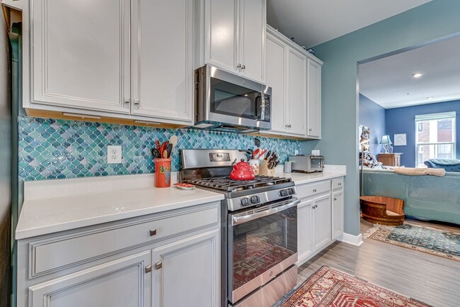 Building Photo - Modern 3 BR Townhome in Village of Towne Square Includes Trash, Cable/internet and Landscaping!