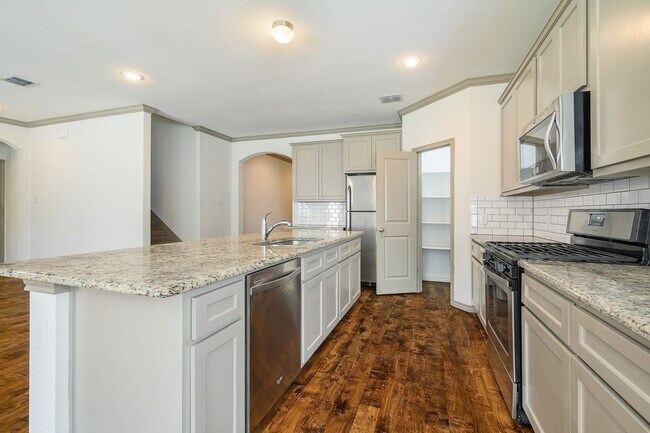 Building Photo - * MOVE IN SUMMER 7/17/2027 * 6 Bed 4 Bath  Family Home Your Own Private Backyard