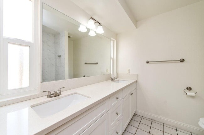Building Photo - 3bd/2ba single family house in University ...