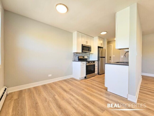 Building Photo - 1 bedroom in CHICAGO IL 60657