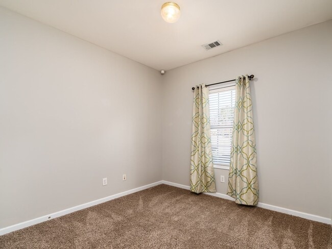 Building Photo - 2 Bedroom 2 Bath Garden Level Condo