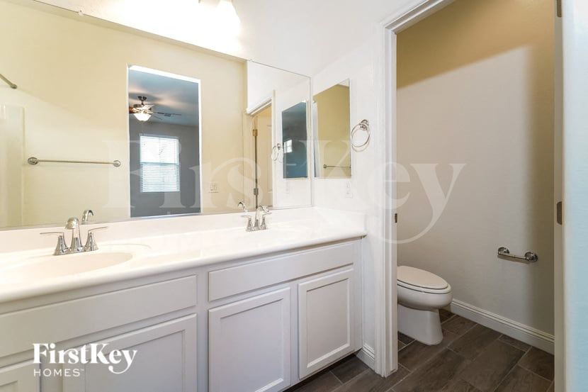 Building Photo - 251 N Sunrise