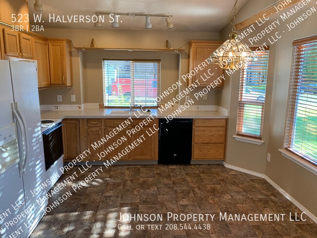 Building Photo - 523 W Halverson St