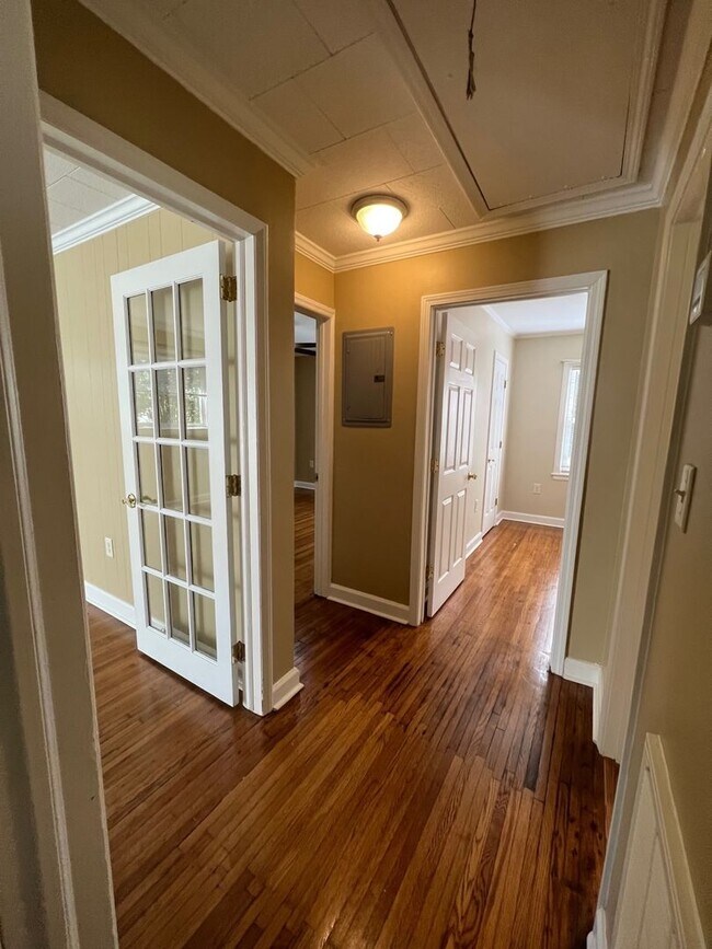 Building Photo - Three bedroom, 1 bath house in Burlington